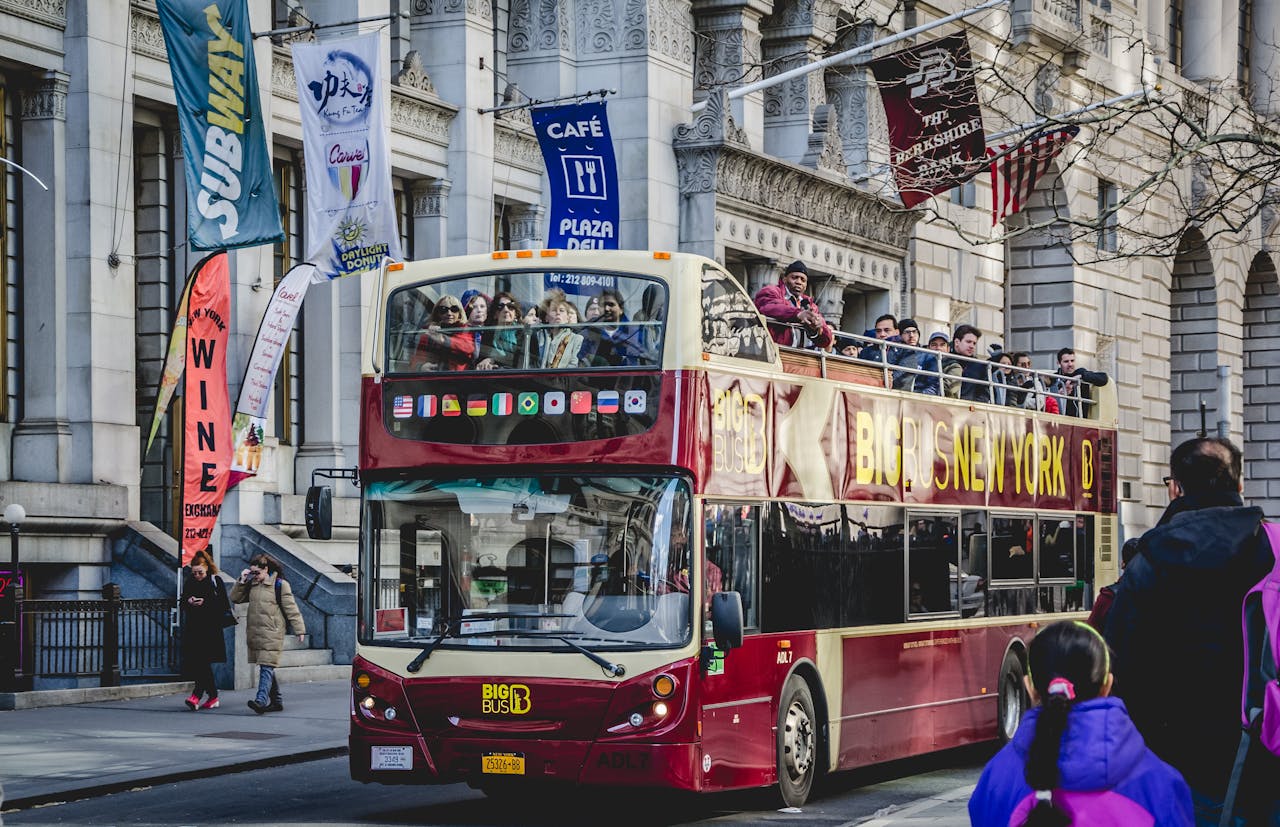 foto_NYC_bigbus_pexels-kedar-bhave-1273299-2427533